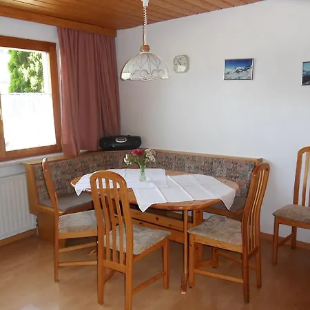 Haus Konzett Apartamento *